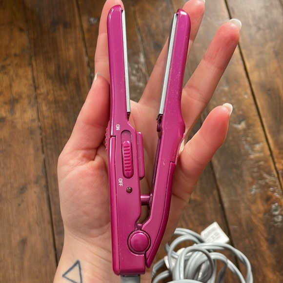 2/$30•Avanti Mini Travel Hair Straightener - Picture 3 of 3